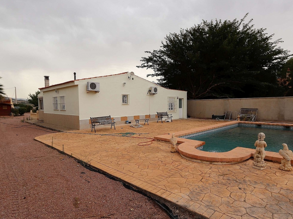 3 bed Detached Villa with a pool in Salinas