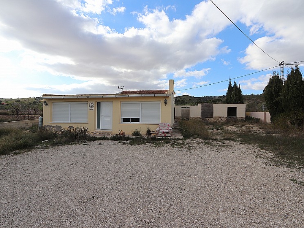 4 Bedroom Country house for renovation in Monovar