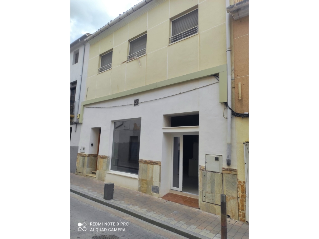 PINOSO TOWN HOUSE WITH COMMERCIAL SPACE 