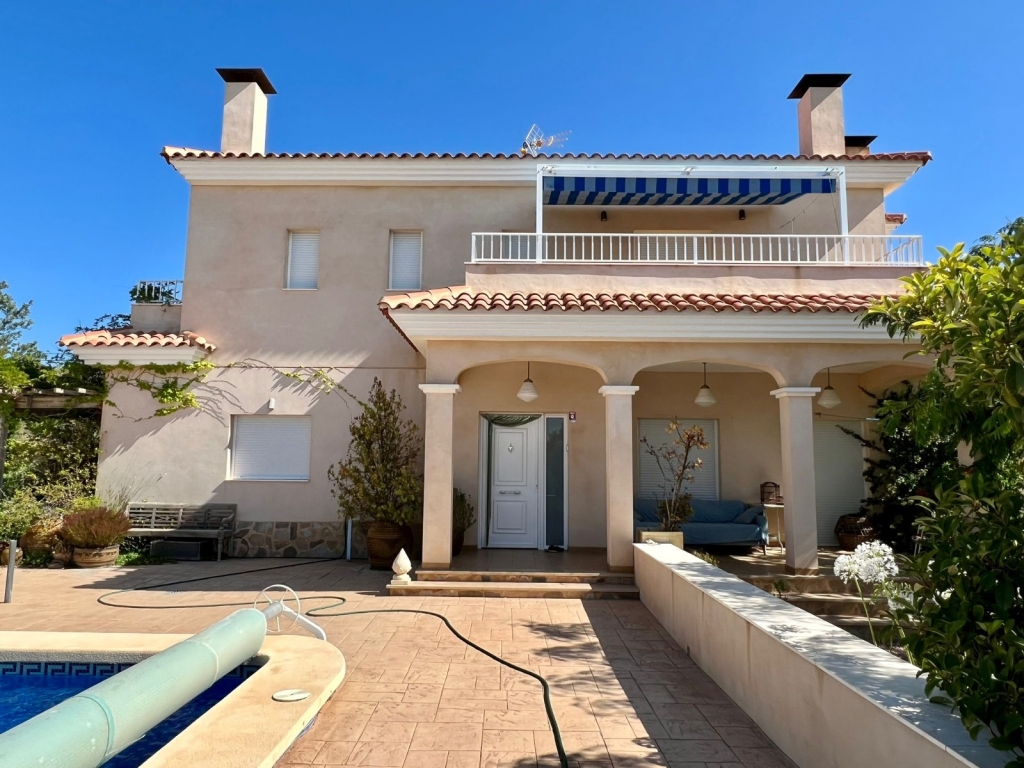 STUNNING DETACHED VILLA WI POOL IN PINOSO
