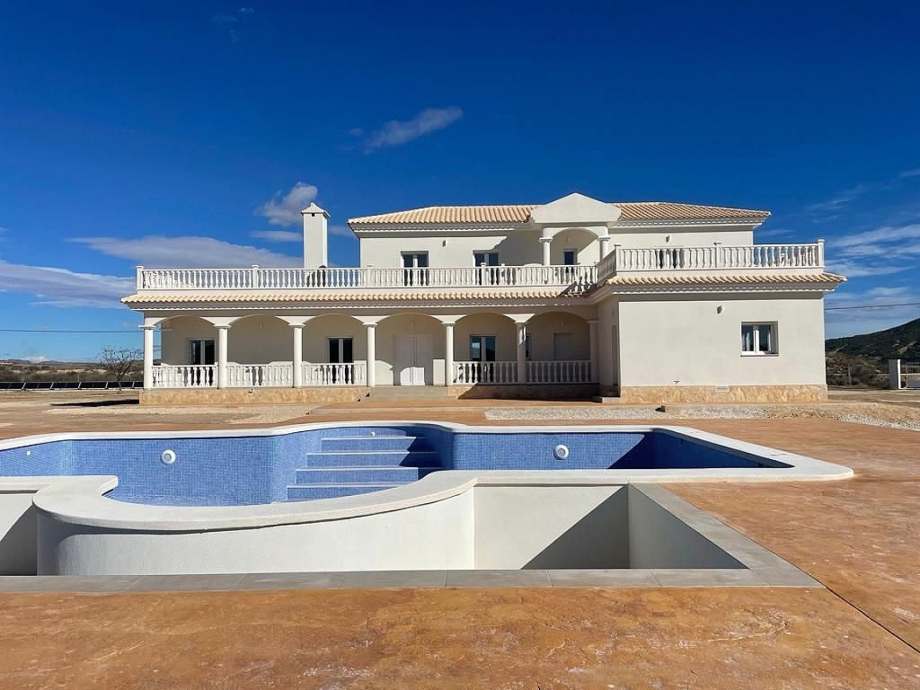 6 Bedroom 4 Bathroom Villa in Pinoso