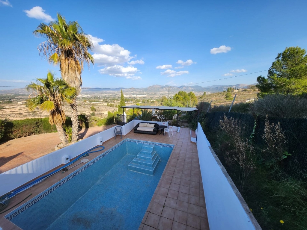 4 Bedroom 3 Bathroom Detached Villa in Elda