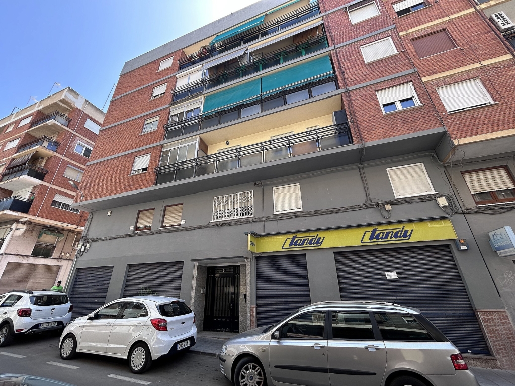 4 Bedroom 1 Bathroom Apartment in Elda