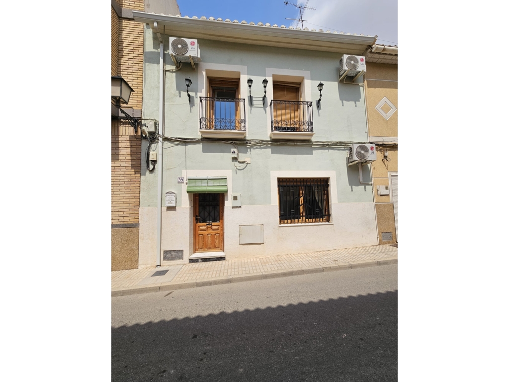  Charming Renovated Townhouse in the Heart of Pinoso 