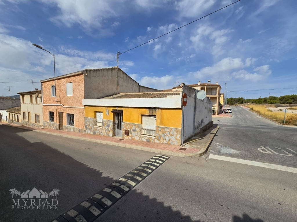 5 Bedroom 2 Bathroom Townhouse in Sax