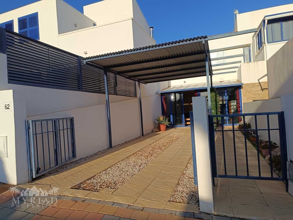 3 Bedroom 2 Bathroom Town House in Fortuna