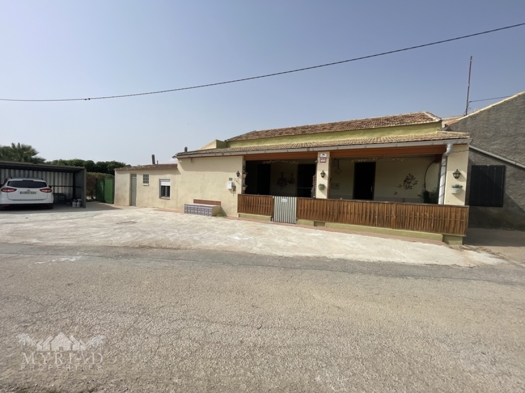 3 Bedroom 2 Bathroom Country House in Elche