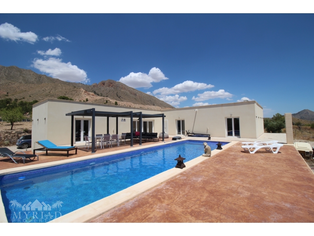 4 Bedroom 3 Bathroom Villa in Macisvenda