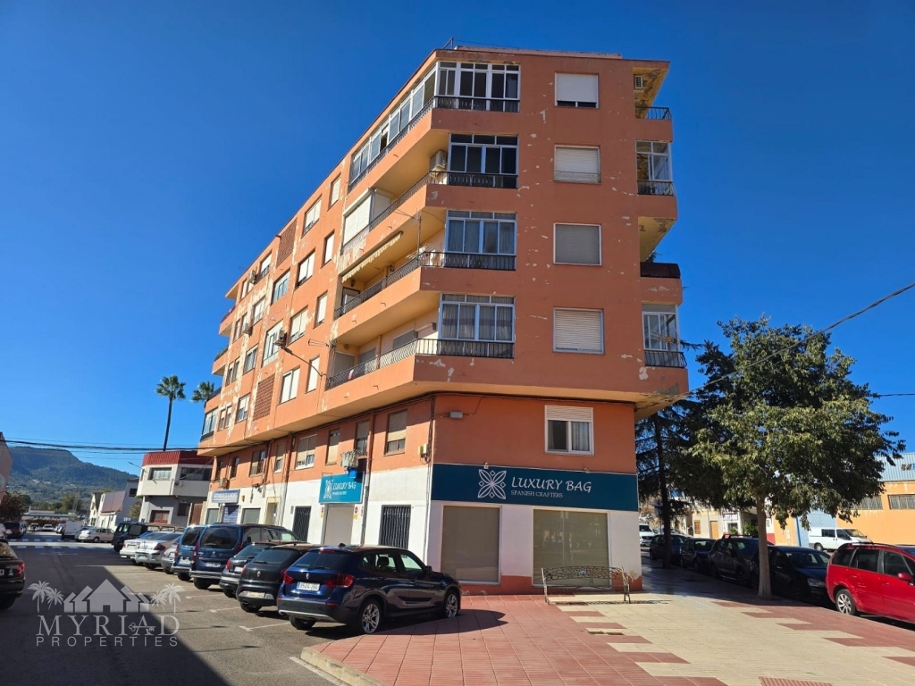 4 Bedroom 1 Bathroom Apartment in Sax