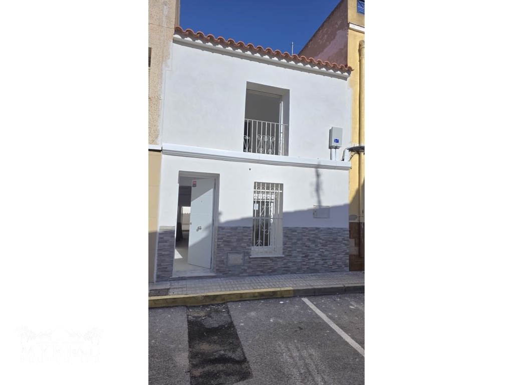 Fully Renovated, Turnkey Townhouse – 1 Minute Walk to Pinoso’s Clock Tower