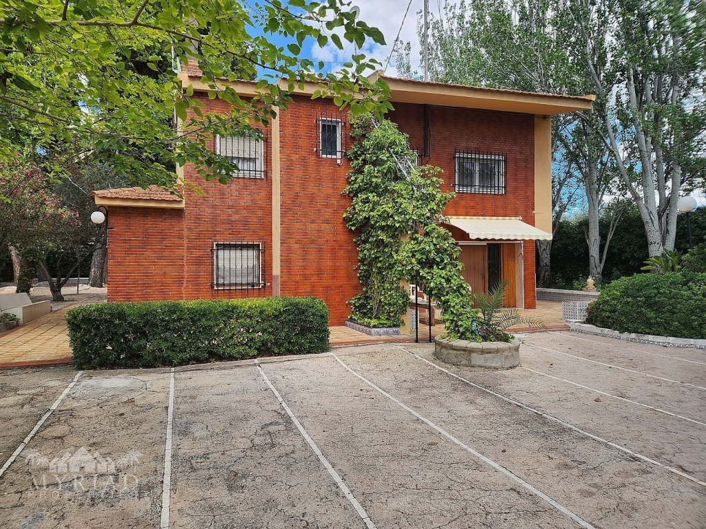 5 Bedroom 2 Bathroom Detached Villa in Sax